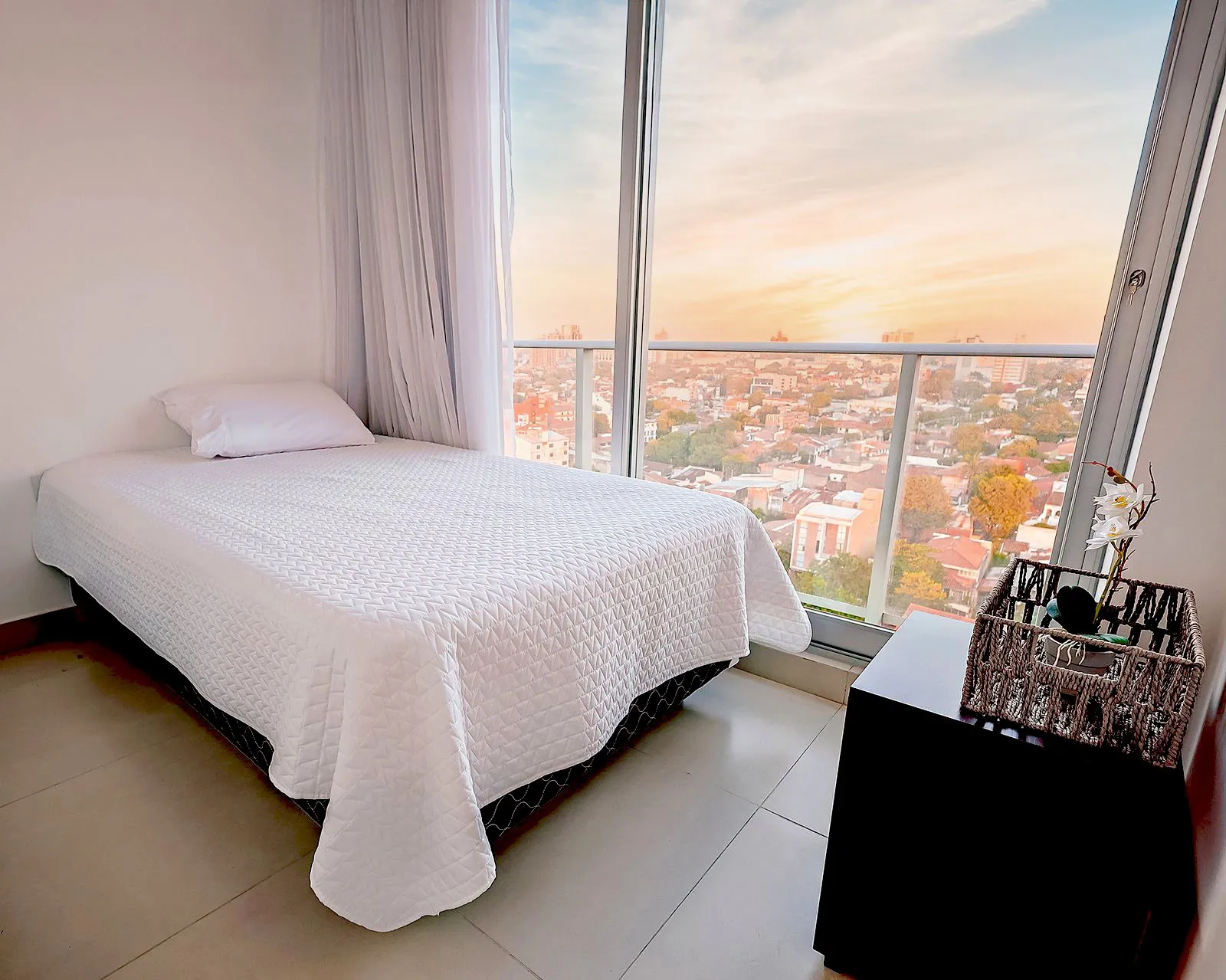 Dormitorio con vista urbana